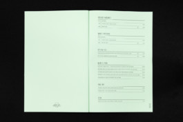 Speisen auf hellgrünem Papier.