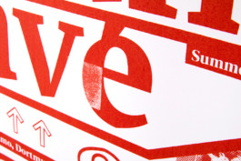 Closeup von einem rot-weißen Siebdruckplakat