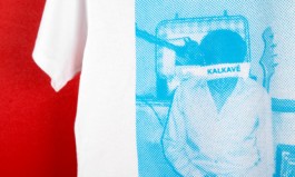 Weißes Merchandise Shirt mit blauem Siebdruck von Kalkave