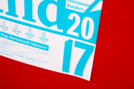 Ausschnitt von einem Plakat mit blauem Siebdruck