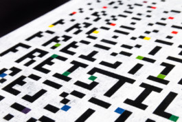 Nahaufnahme der farbigen Prägung auf dem Buchcover.