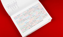 Die Nachnamen der im Buch vertretenen Illustratoren in bunten Farben auf einer aufgeschlagenen Seite.