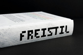 Liegendes Buch mit Fokus auf dem Buchrücken.