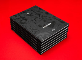 Ein Stapel von mehreren Büchern auf rotem Hintergrund