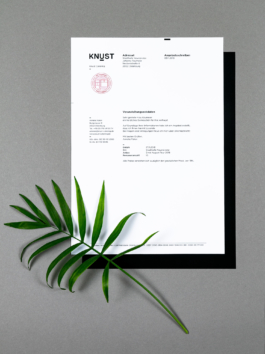 Geschäftspapier vom Knust mit Pflanze.