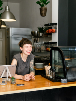 Portrait der Besitzerin Anneke Raker an der Theke im Knust.