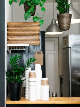 Foto der Küche und der Kaffeebecher im Knust.