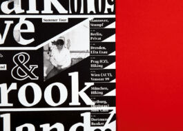 Ausschnitt von einem schwarzen Plakat mit weißem Siebdruck 