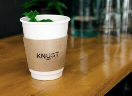 Frischer Minz-Tee mit Knust-Aufdruck.